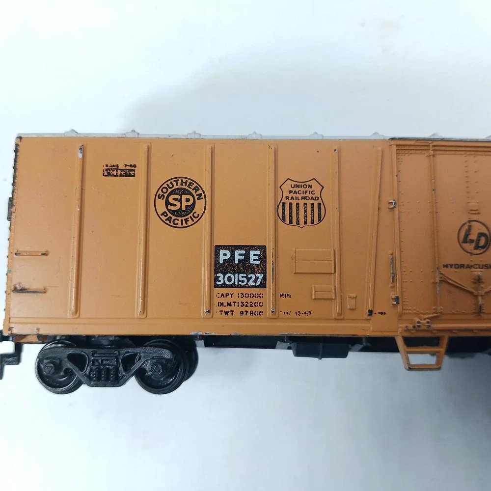 Pacific Fruit Express PFE 301527 HO Scale Refrigerator Car Orange SP UP